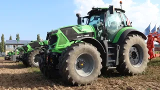 Traktory DEUTZ-FAHR stojící v řadě.