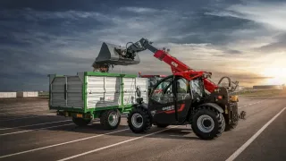 Teleskopický nakladač Case IH Farmlift při nakládání