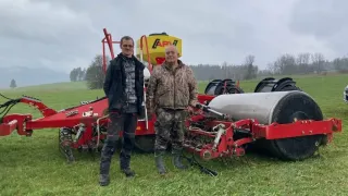 Dva zemědělci u válce GOLEM 540