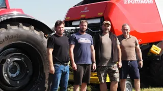 Skupina zemědělců u lisu Pöttinger