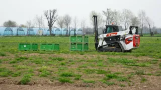 Pásový nakladač Bobcat na farmě u přepravek