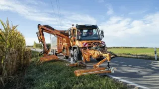 Komunální nákladní automobil Mercedes-Benz u kukuřičného pole