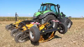Traktor s mulčovačem Müthing v kukuřičném poli