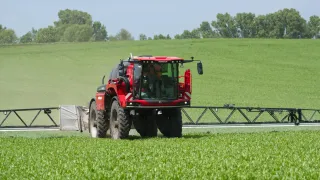 Samojízdný postřikovač Horsch Leeb na poli