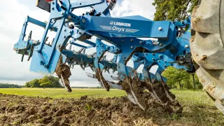 Detail radlic modrého hloubkového kypřiče Lemken Onyx