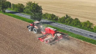 Traktor se secím strojem Horsch Pronto na poli z nadhledu