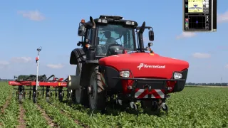 Traktor s postřikovačem Kverneland na poli