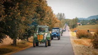 Kolona historických traktorů na Železnohorském traktoru