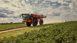 Samojízdný postřikovač Agrifac na poli
