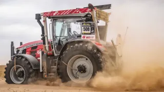 Traktor Massey Ferguson s číslem soutěžního vozidla