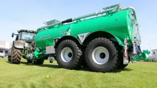 Zelený cisternový vůz Samson TG15 za traktorem
