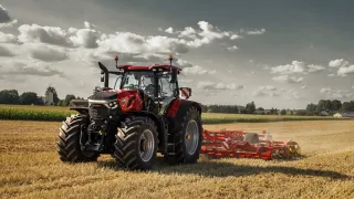 Červený traktor Case IH Optum na poli