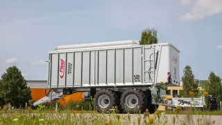 Stříbrný návěs Fliegl Gigant v terénu
