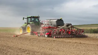 Traktor se secím strojem HORSCH při práci na poli