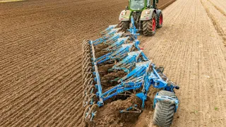 Traktor s modrým pluhem LEMKEN při orbě