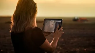 Žena ovládá zemědělskou aplikaci na tabletu
