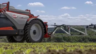 Postřikovač KUHN KARAN při práci na poli