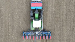 Traktor se secím strojem LEMKEN Faya na poli