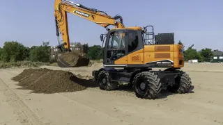 Kolové rypadlo Develon přesouvá zeminu