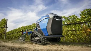Autonomní robot New Holland R4 mezi řádky vinice