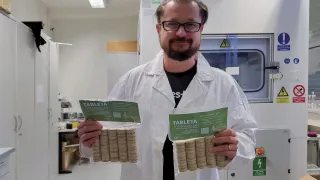 Vědec s hydrogelovými tabletami v laboratoři