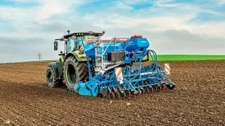 Traktor se secím strojem Lemken Solitair na poli