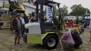 Nakladače Fliegl vystavené mezi návštěvníky veletrhu