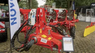 Červené zemědělské stroje na stánku Agrozetu