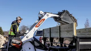 Obsluha nakladače Bobcat při práci venku