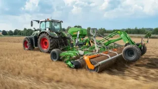 Traktor se strojem AMAZONE Catros při práci na poli