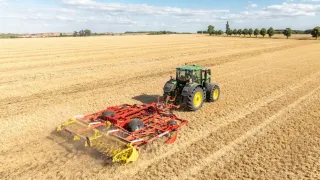 Pöttinger PLANO VT 6060 zapojený za traktorem John Deere