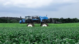 Samojízdných postřikovač New Holland Defensor na poli