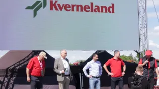 Návštěvníci u stánku Kverneland na polní akci