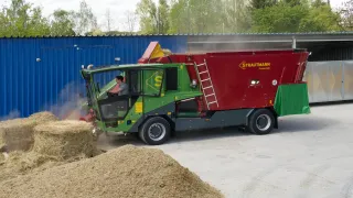 Samojízdný krmný vůz Strautmann Primus při nakládání krmiva