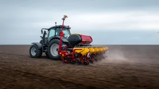 Traktor se secím strojem Väderstad Tempo na poli