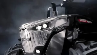 Detail přední části tmavého traktoru Fendt