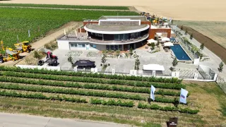 Vinařství obklopené vinicemi a zemědělskou technikou