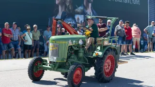 Historický traktor Fendt před návštěvníky akce