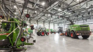 Zemědělské stroje vystavené v hale Fendt Forum