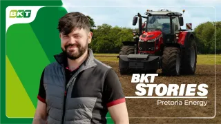Muž před traktorem na propagační fotografii BKT