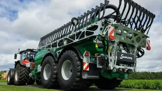 Traktor s cisternou Samson a ramenem na poli