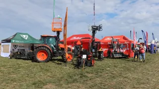 Traktor ZETOR s technikou na zemědělské výstavě