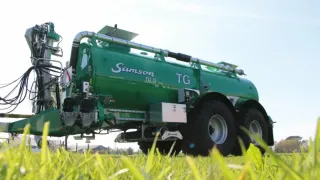 Zelená cisterna Samson v detailu