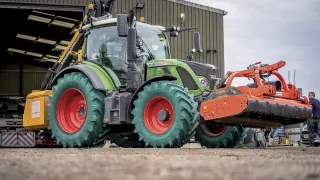Traktor obutý do radiálních traktorových pneumatik GREEN XLR.