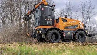 Samojízdný svahový nosič nářadí Energreen ILF ALPHA s výložníkovým ramenem při mulčování náletových dřevin