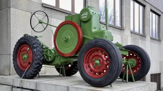 Traktor Svoboda vystavený před Národním zemědělským muzeem
