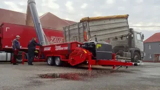 Červený překladací vůz Trans-Express 500 vedle nákladního vozu