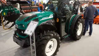 Zelený speciální traktor Arbos vystavený v hale veletrhu Polagra