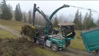 Mobilní štěpkovač Jenz Cobra zpracovává větve a fouká štěpku do přívěsu.