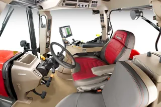 Interiér traktoru Case IH s červenošedým sedadlem